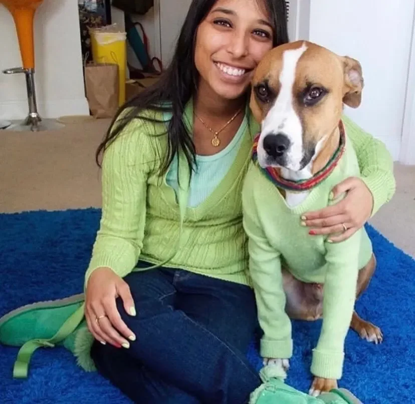 Frau und Hund mit passenden Pullovern.