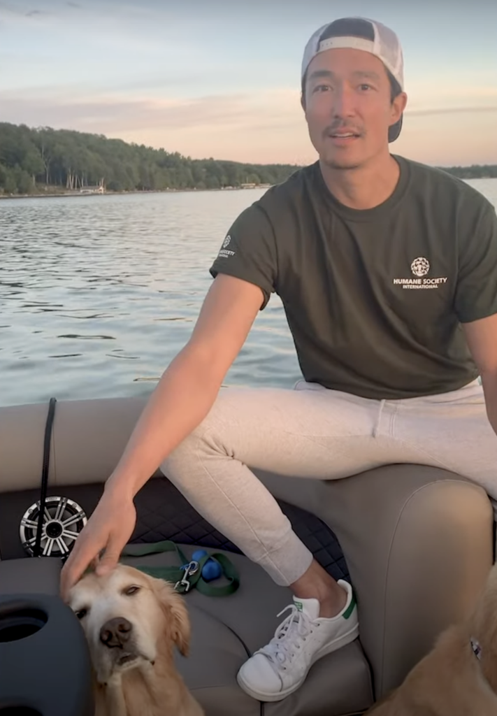 Mann und Hund auf Boot.